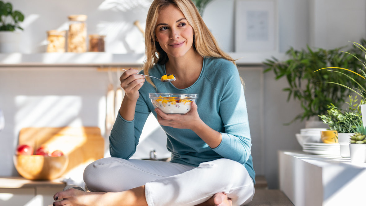 Девушка завтракает