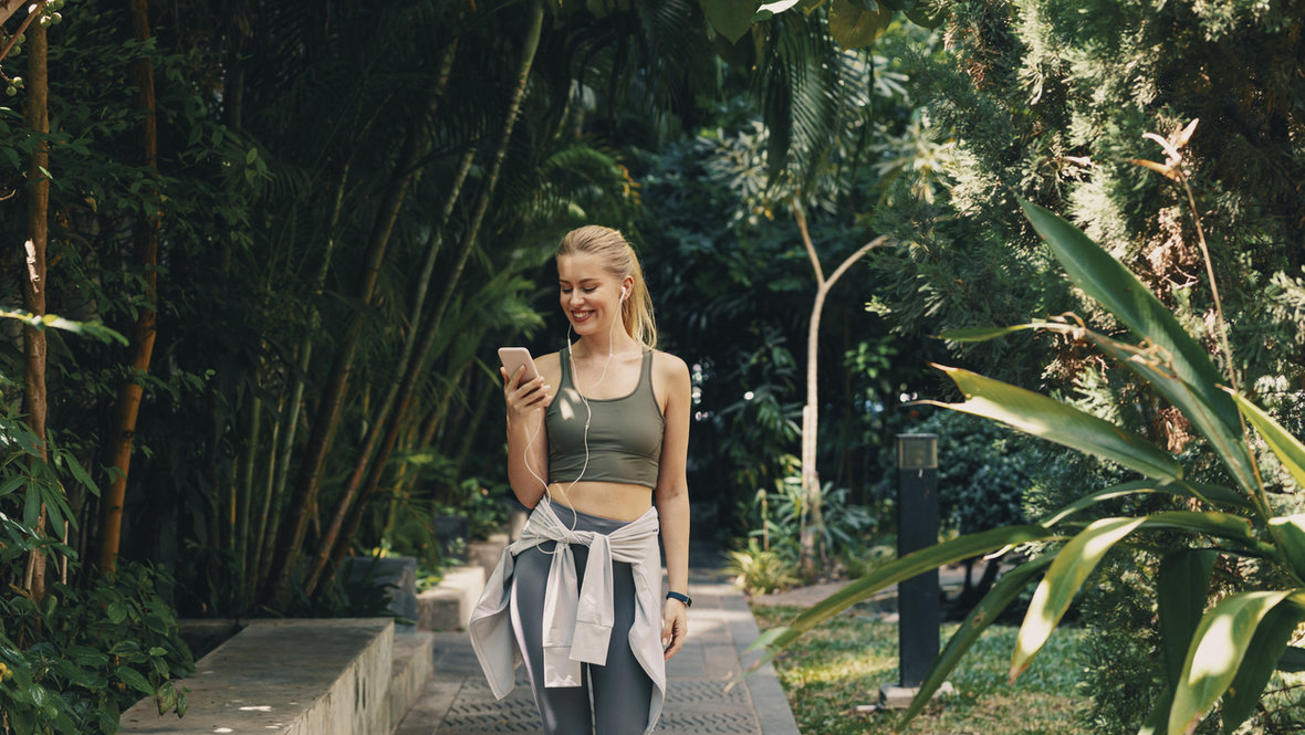 Девушка на летней прогулке