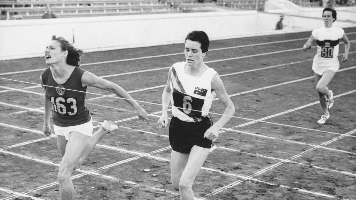 Людмила Шевцова (слева) на летних Олимпийских играх 1960 года на стадионе «Олимпико» в Риме. Людмила Шевцова (слева) на летних Олимпийских играх 1960 года на стадионе «Олимпико» в Риме.