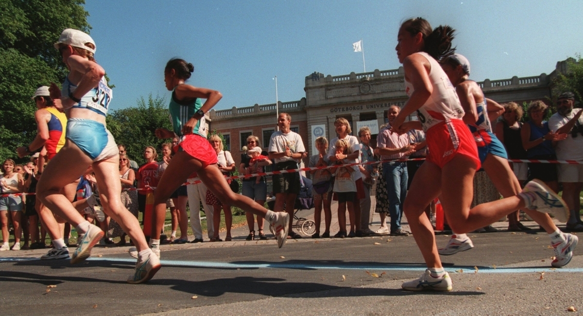 Женщины бегут