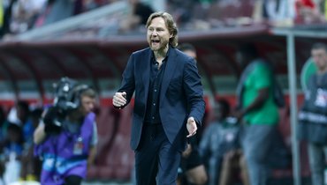 Главный тренер сборной России Валерий Карпин.