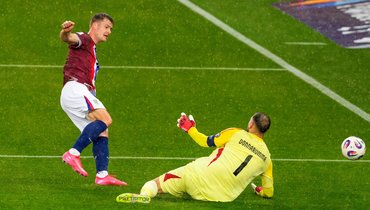 Нападающий Александер Серлот забивает гол в ворота Джанлуиджи Доннаруммы в матче отбора ЧМ-2026 Норвегия — Италия (3:0) 6 июня.