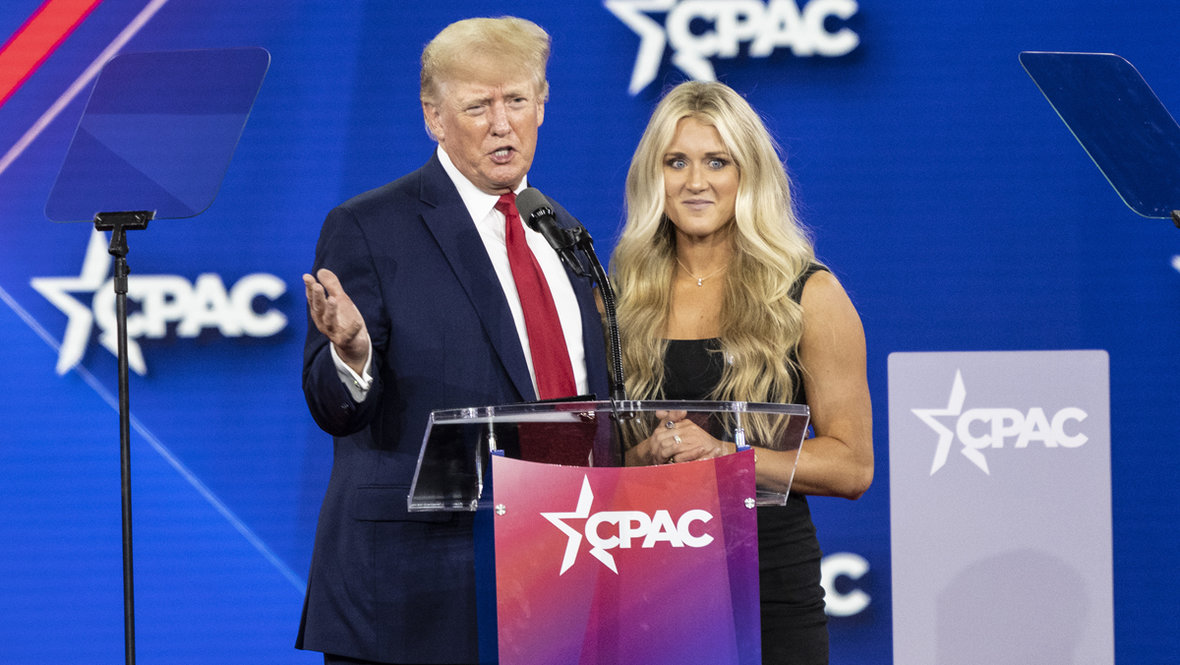 Дональд Трамп и Райли Гейнс. Президент США Дональд Трамп и пловчиха Райли Гейнс