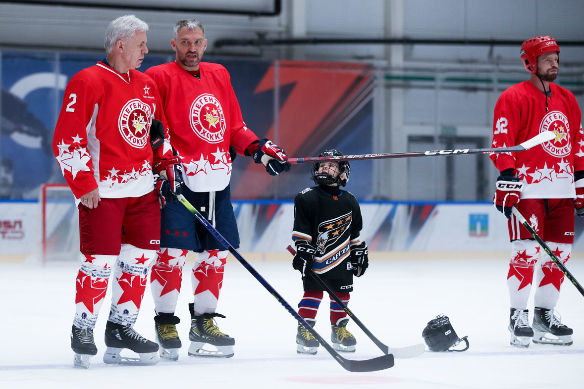 Вячеслав Фетисов, Александр Овечкин с сыном Сергеем и Евгений Кузнецов. Вячеслав Фетисов, Александр Овечкин с сыном Сергеем и Евгений Кузнецов