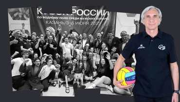 Президент «КОС-Синтеза» Ирек Зиннуров и вотерполисты «КОС-Синтеза»