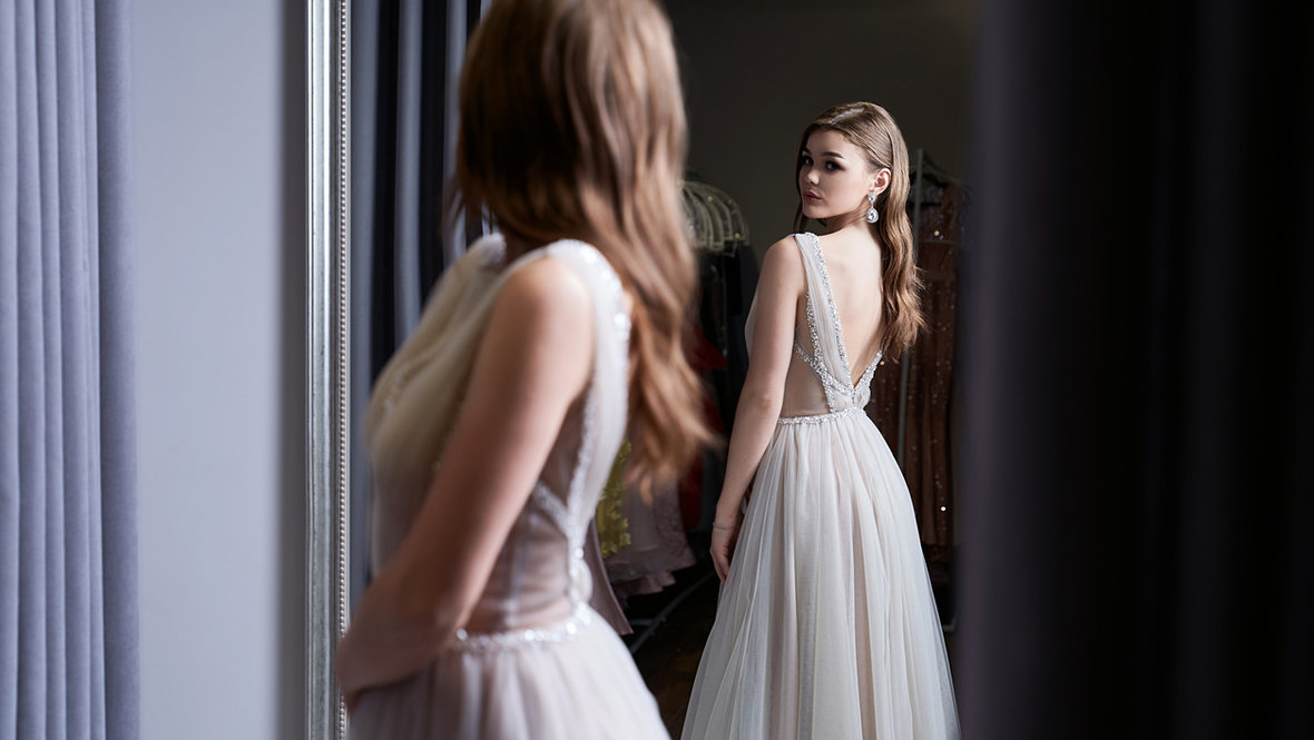 Девушка в выпускном платье