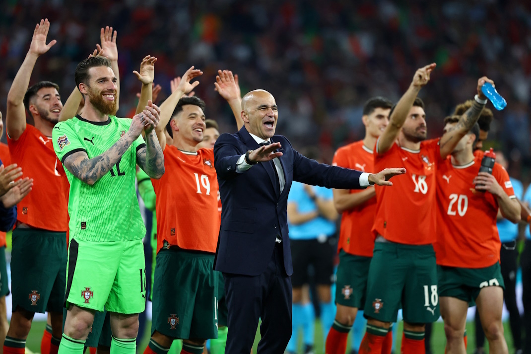 Роберто Мартинес и португальские футболисты после победы в Лиге наций-2025.