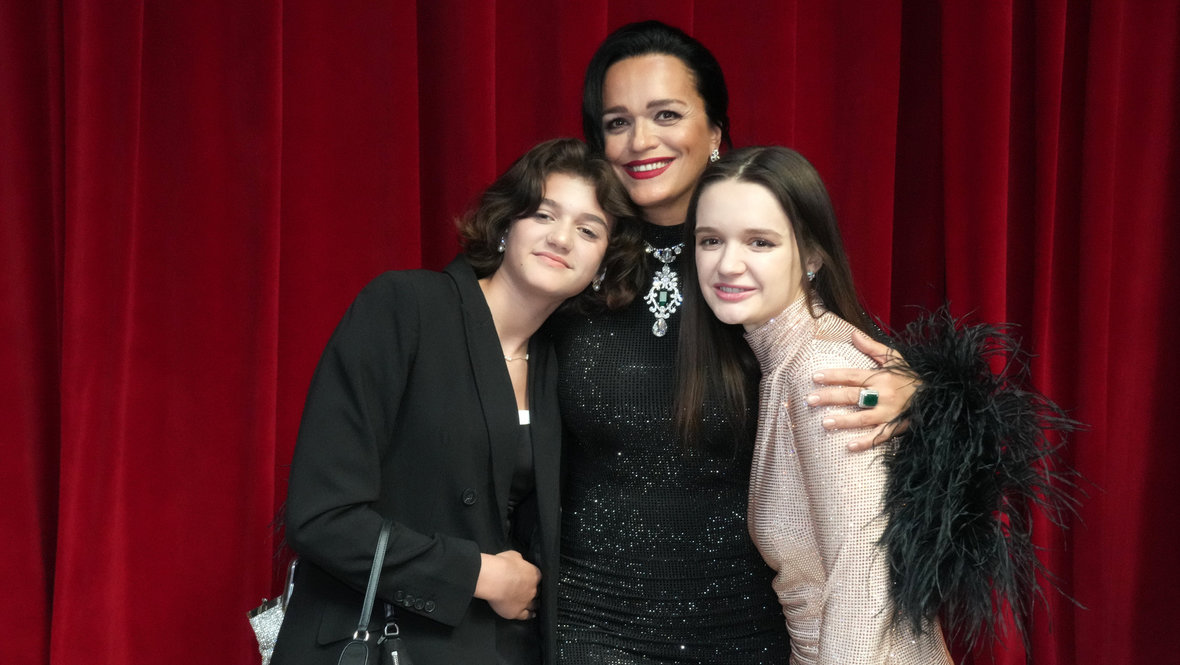 Певица Слава с дочерьми Александрой и Антониной. Певица Слава с дочерьми Александрой и Антониной.