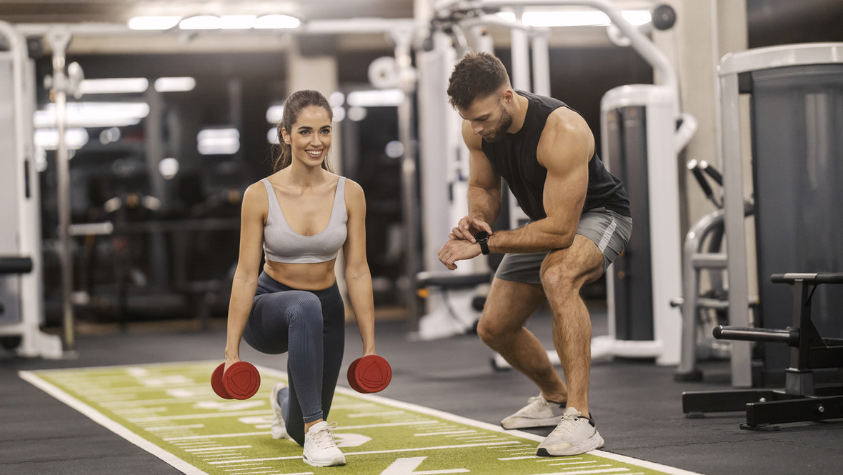 Девушка тренируется с тренером