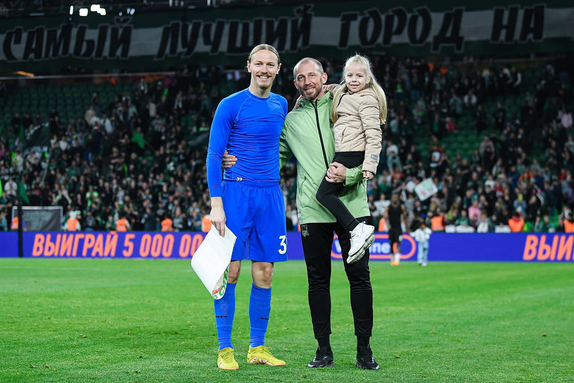 Матвей Сафонов и Михаил Савченко с дочкой Таисией.
