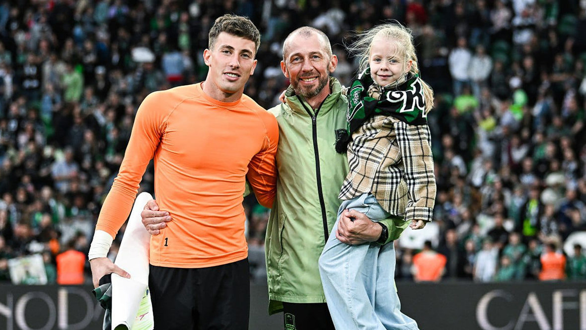 Станислав Агкацев и Михаил Савченко с дочкой Таисией.