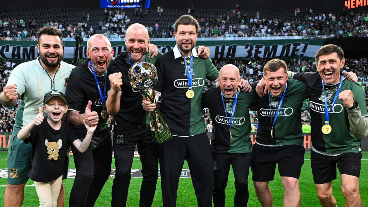 Михаил Савченко (второй слева) и Мурад Мусаев (четвертый слева) с трофеем за победу в РПЛ.