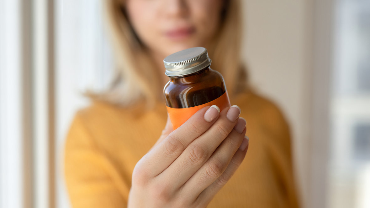 Девушка держит БАД.