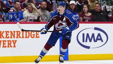 Макар стал обладателем награды лучшему защитнику сезона-2024/25 в НХЛ