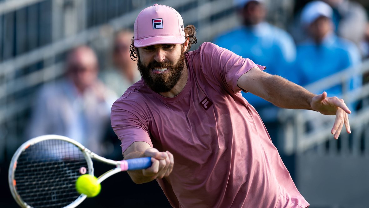 Райли Опелка.