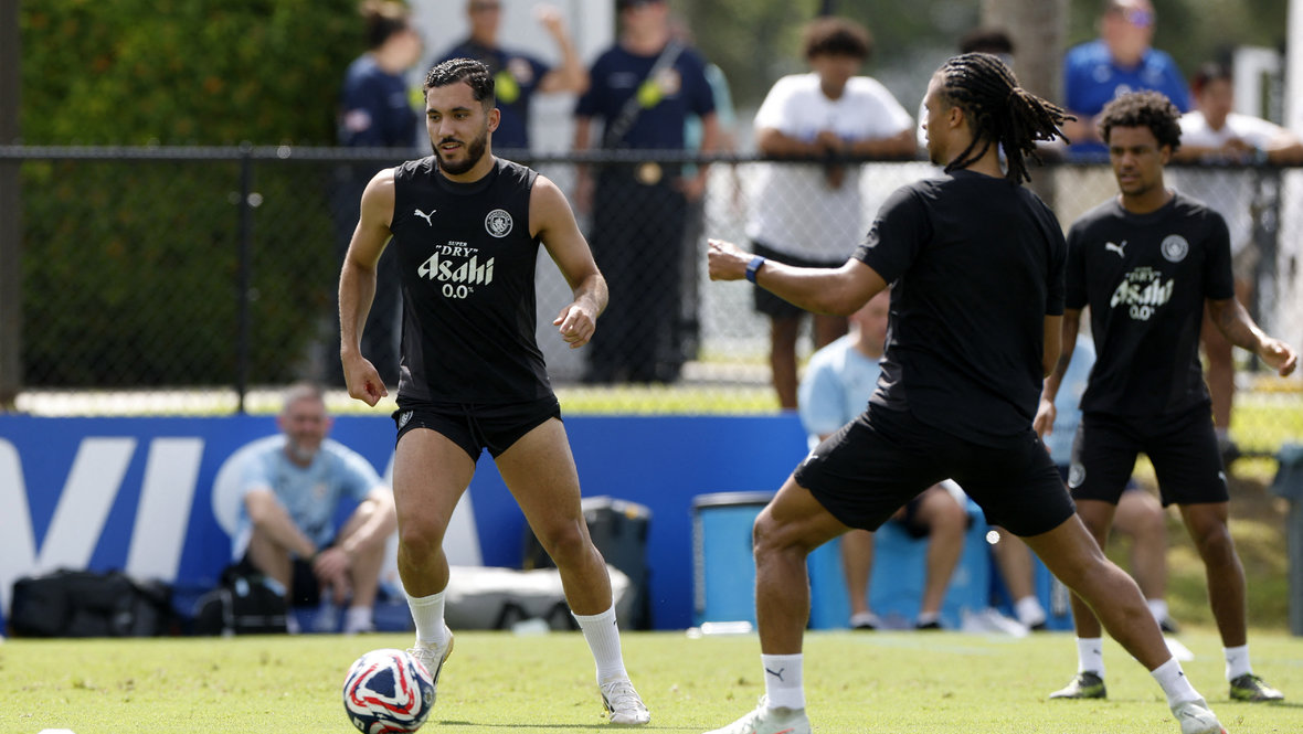 Райан Шерки (с мячом) на тренировке «Манчестер Сити».