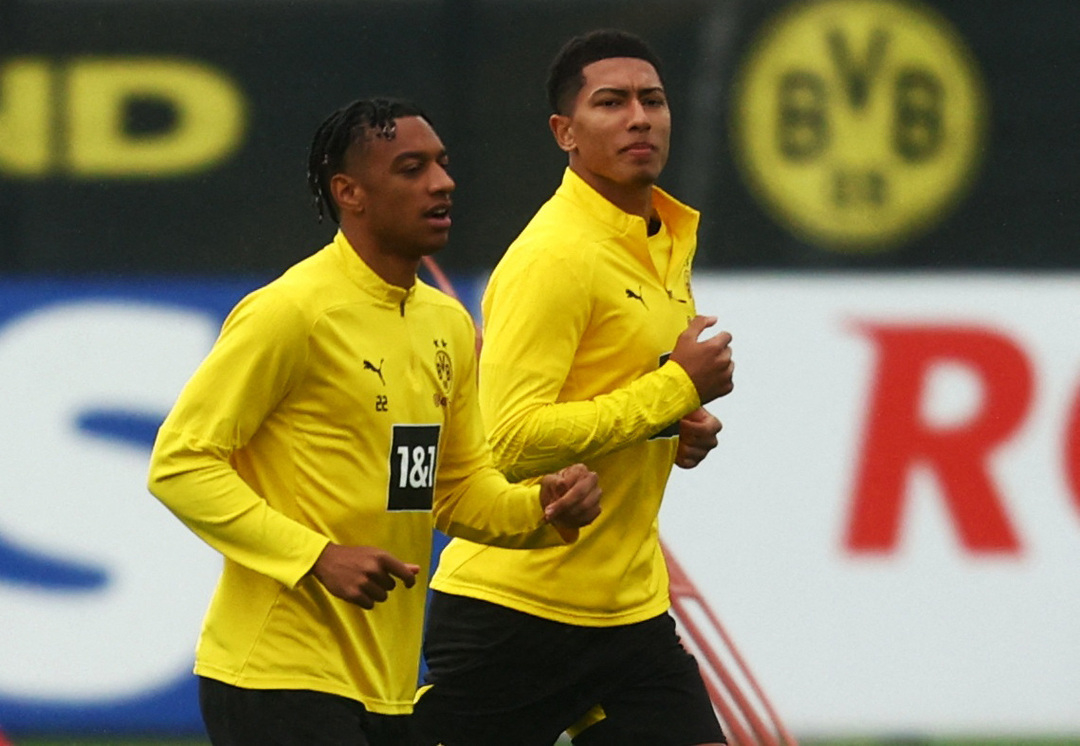 Джоб Беллингем (справа) на тренировке дортмундской «Боруссии».
