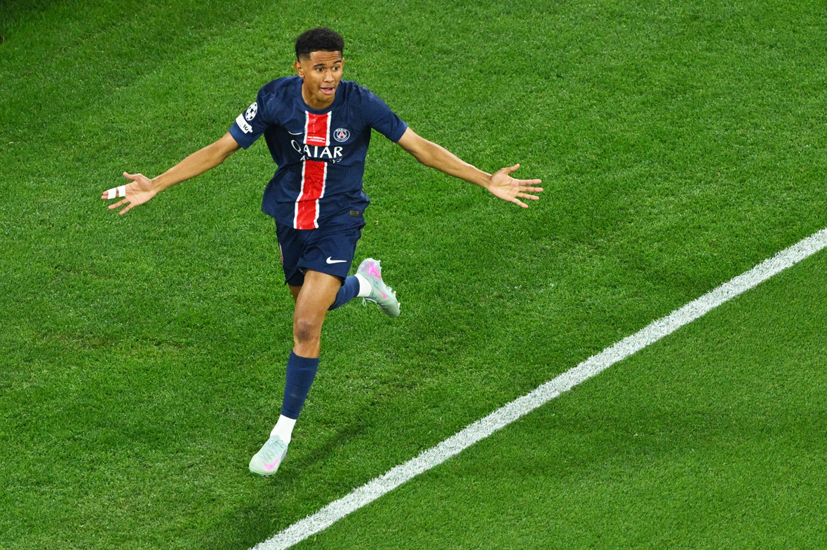 Сенни Меюлю. Футболист «ПСЖ» Сенни Меюлю