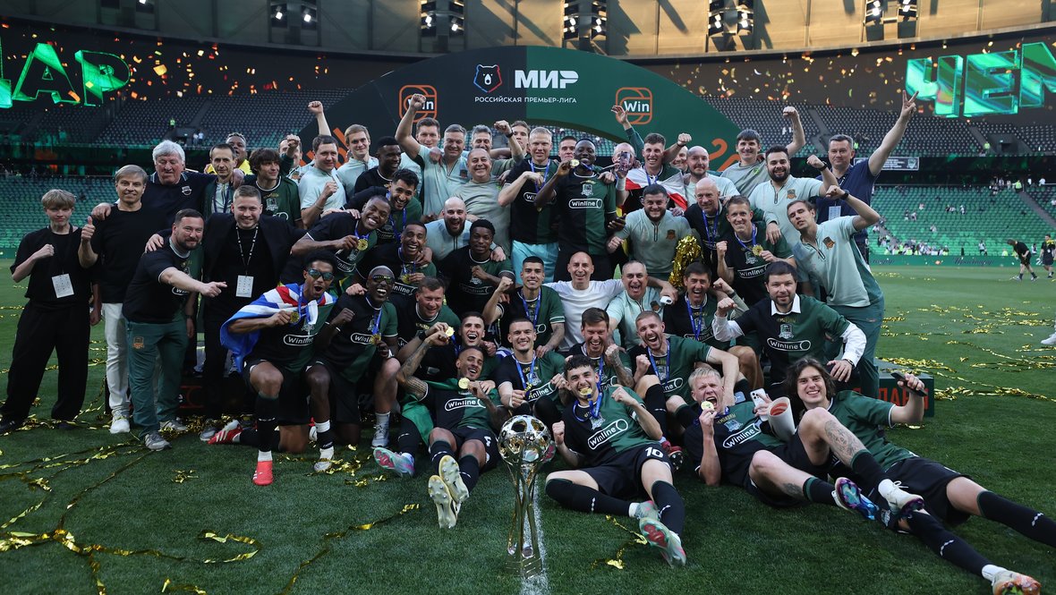 Футболисты «Краснодара» празднуют победу в РПЛ.