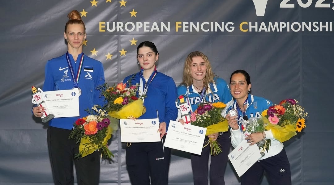 Айзанат Муртазаева (вторая слева) на награждении.