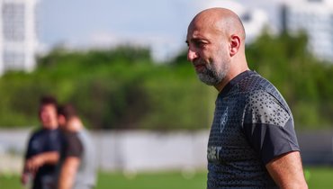 На первой тренировке «Крыльев Советов» при Адиеве занимались 10 человек. Клуб уверяет, что это временно