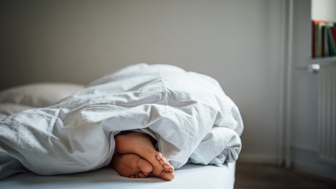 Женские ноги и одеяло