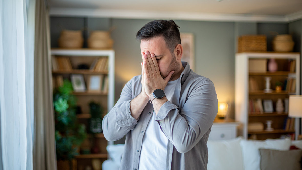 Мужчина плачет