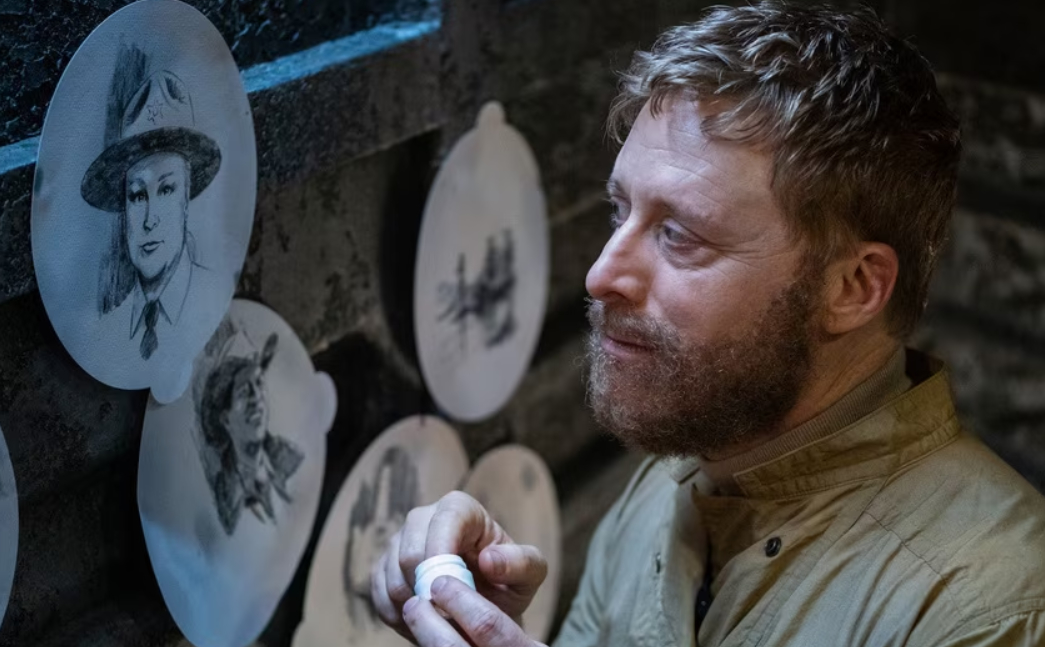 Кадр из сериала «Засланец из космоса», реж. Роберт Данкан МакНил, Шеннон Коли, Кабир Ахтар и др., Peacock