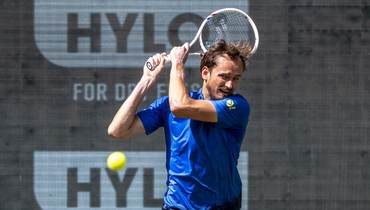 Медведев одержал 400-ю победу и вышел в четвертьфинал турнира в Галле