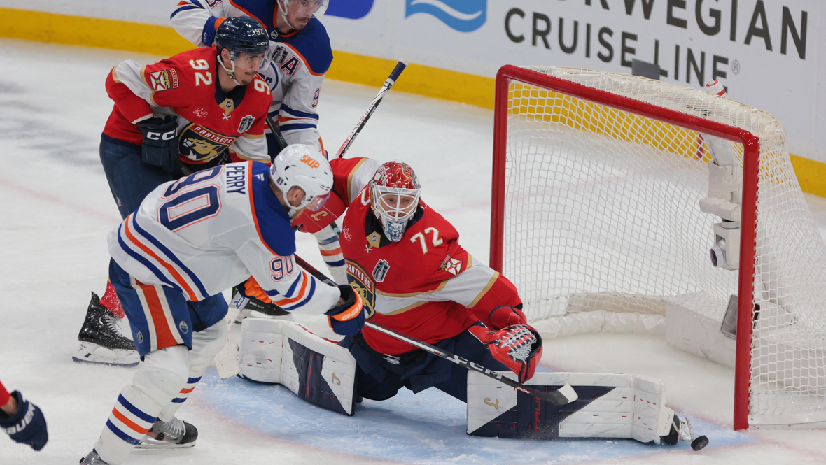 Кори Перри атакует ворота Сергея Бобровского.