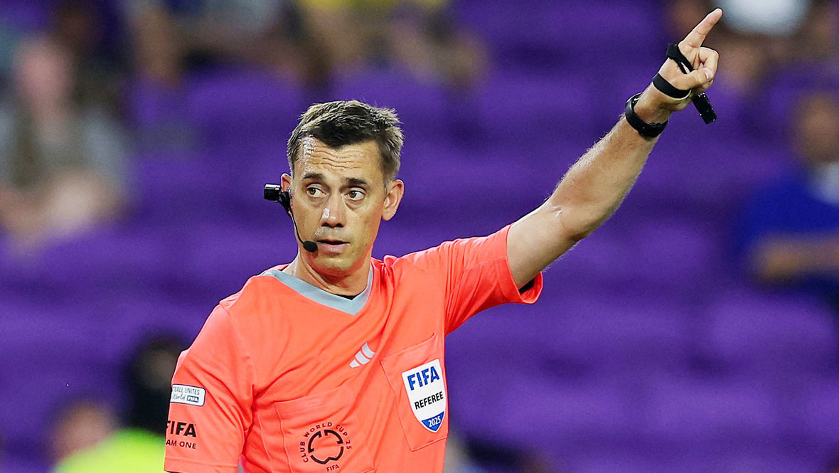 Футбольный судья Клеман Тюрпен