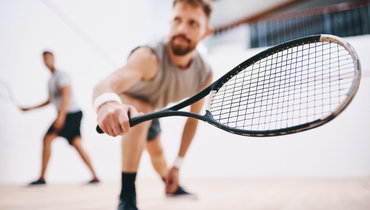 Мужчина играет в сквош