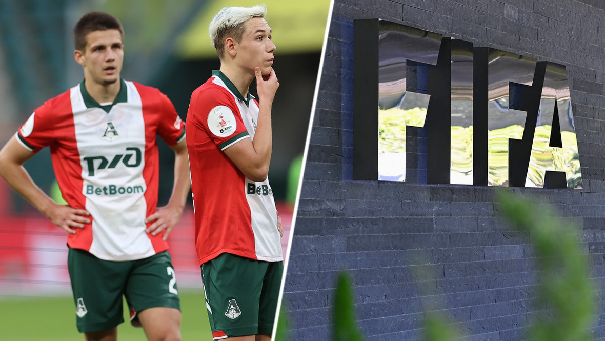 Футболист «Локомотива» Алексей Батраков и логотип ФИФА