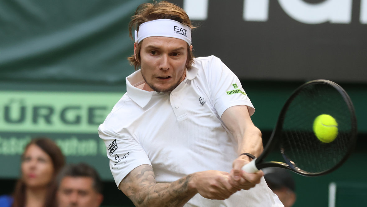 Александр Бублик в матче с Янником Синнером.