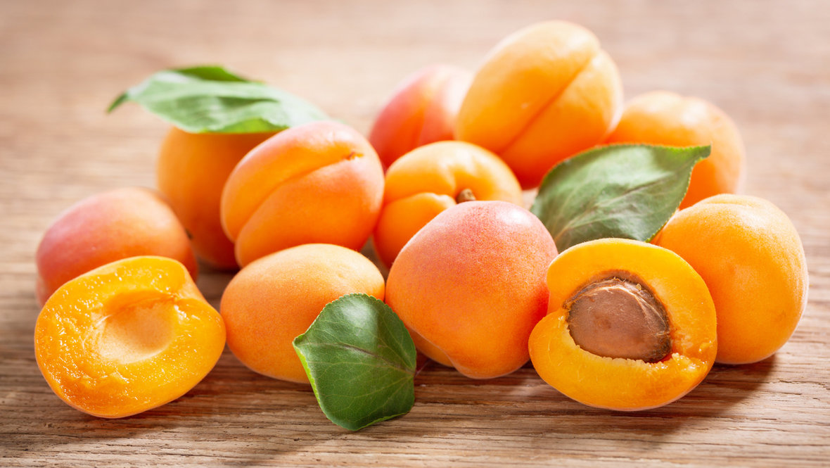 Абрикосы на столе.
