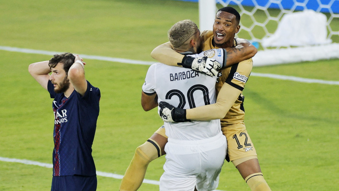 Футболисты «Ботафого» Александер Барбоса и Джон Фуртадо празднуют победу над «ПСЖ» (1:0).