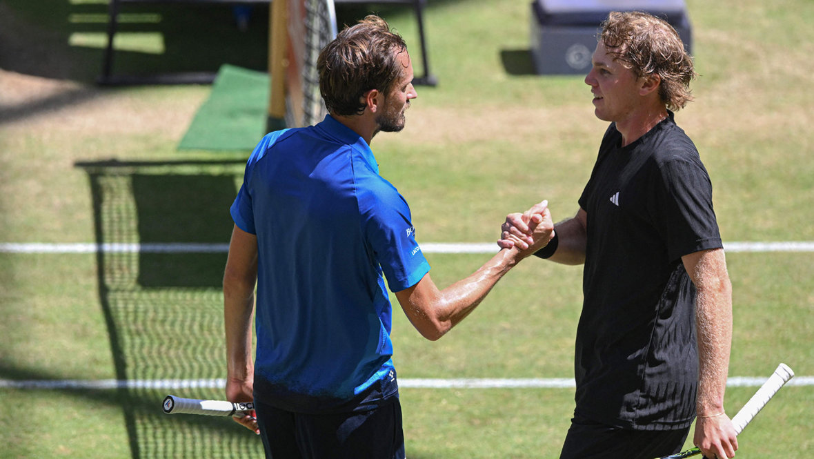 Даниил Медведев и Алекс Микельсен. Теннисисты Даниил Медведев и Алекс Микельсен