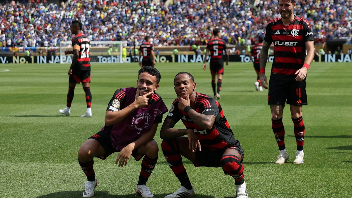 Футболисты «Фламенго» празднуют гол в ворота «Челси».