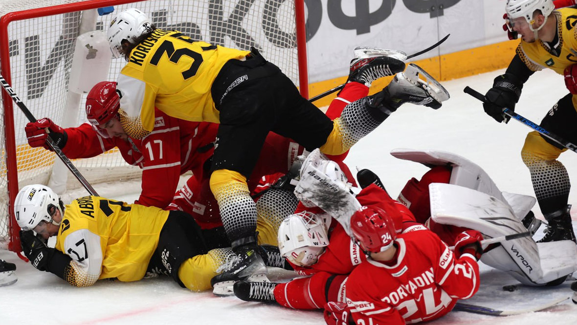 Стычка хоккеистов «Спартака» и «Северстали». Первый матч плей-офф-2025. «Спартак» (Москва) — «Северсталь» Иван Морозов и Руслан Абросимов.