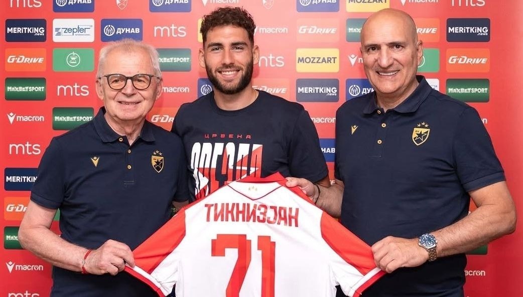 Наир Тикнизян (в центре).