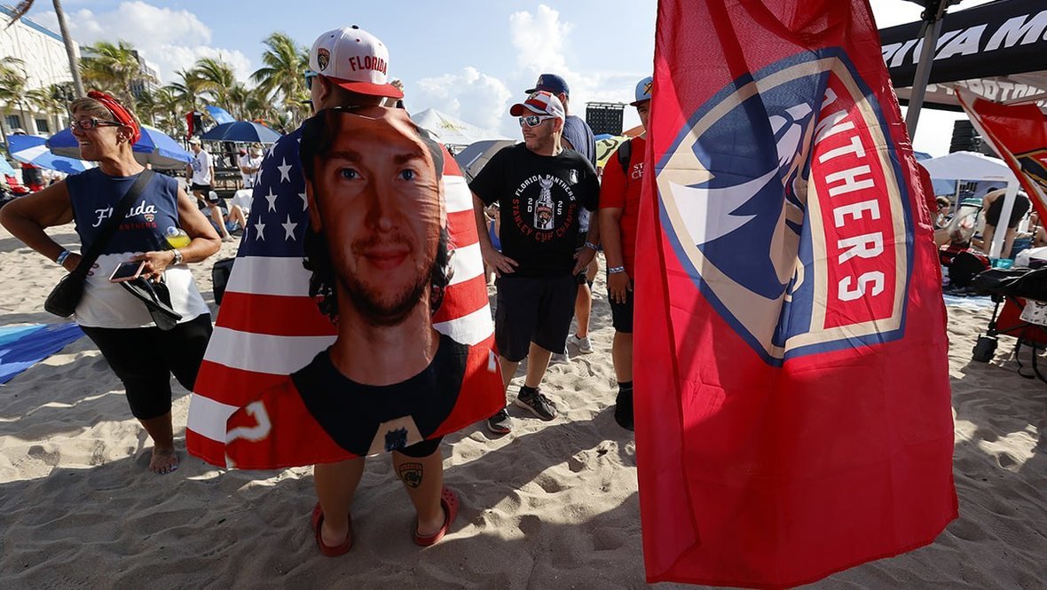 Фанат «Флориды» принес флаг США с изображением Бобровского.