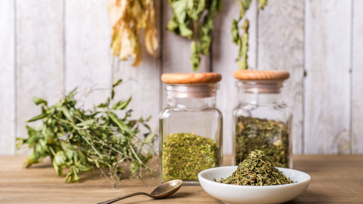 Травы на столе