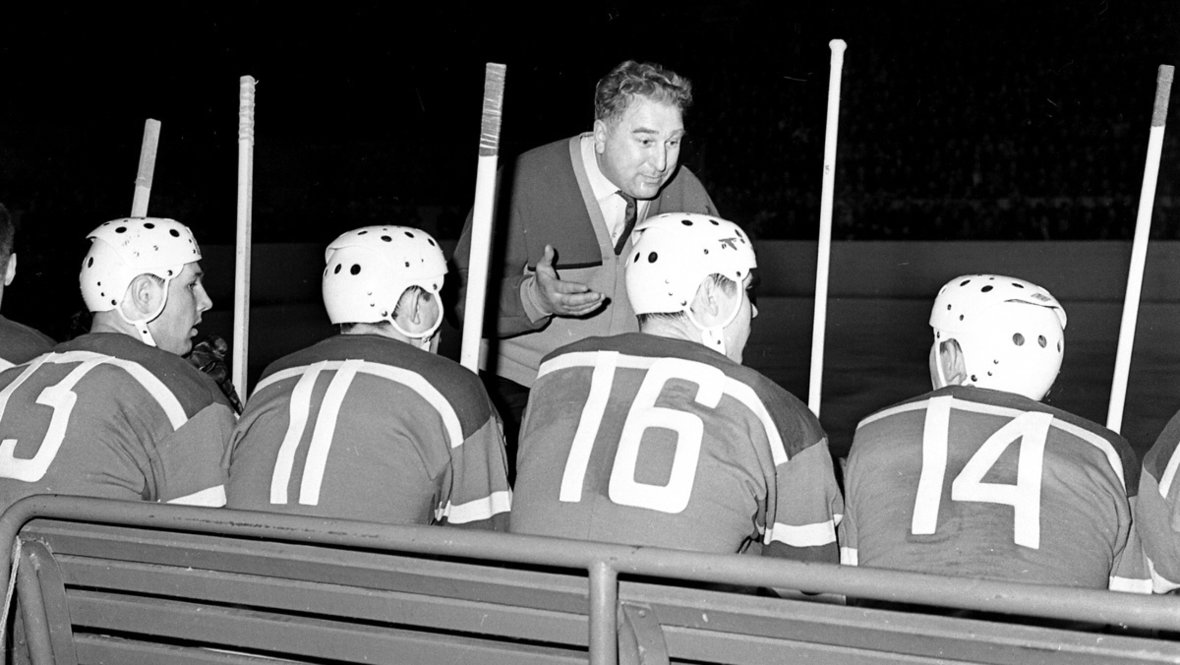 Анатолий Тарасов и хоккеисты сборной СССР.