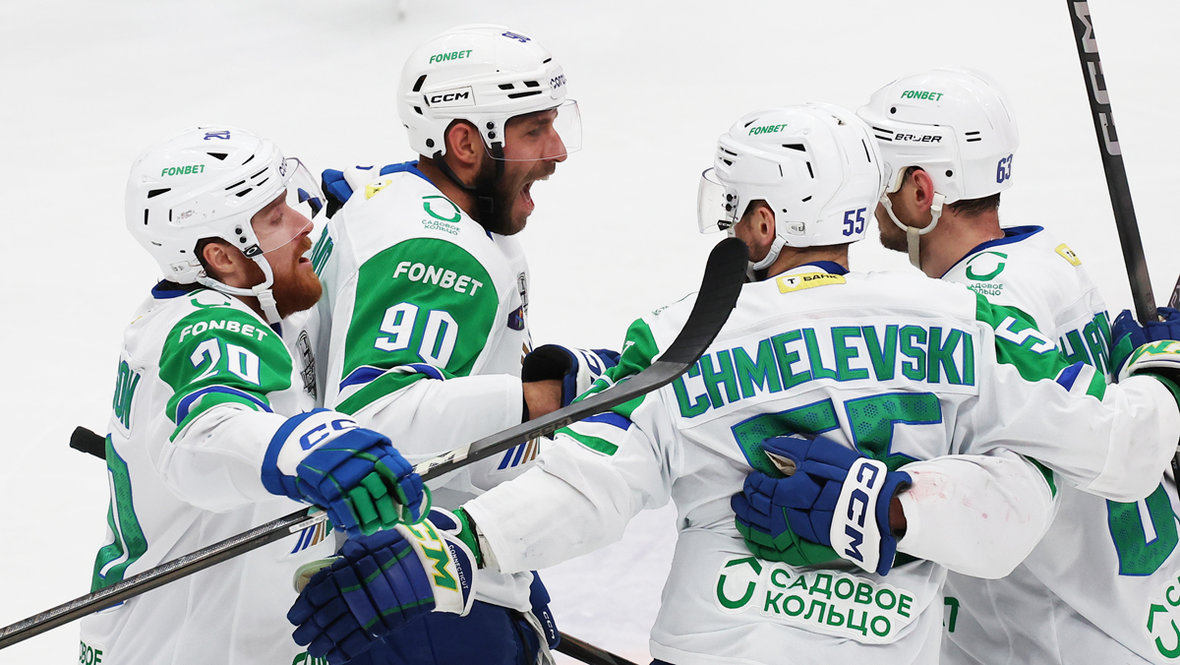 Скотт Уилсон, Джош Ливо, Александр Хмелевски, Динар Хафизуллин. Хоккеисты «Салавата Юлаева» Скотт Уилсон, Джош Ливо, Александр Хмелевски, Динар Хафизуллин.