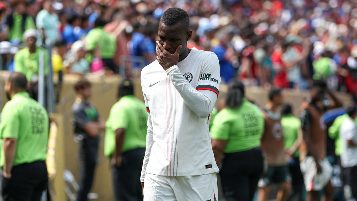 Николас Джексон уходит с поля после удаления в матче «Фламенго» — «Челси».