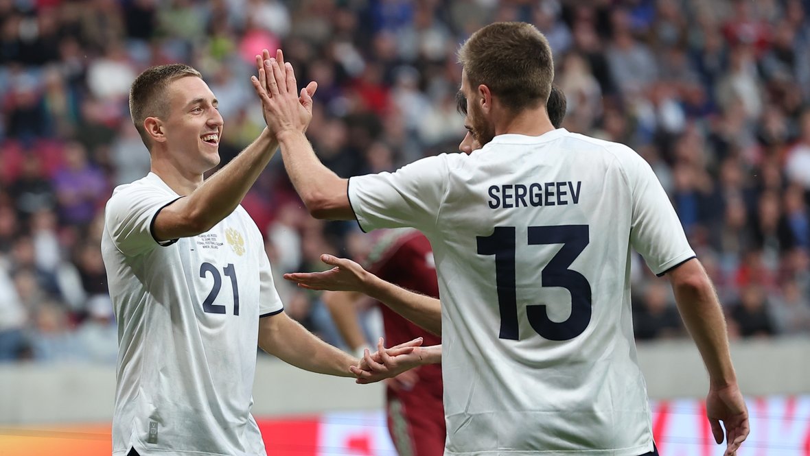 Нападающие сборной России Ярослав Гладышев и Иван Сергеев.