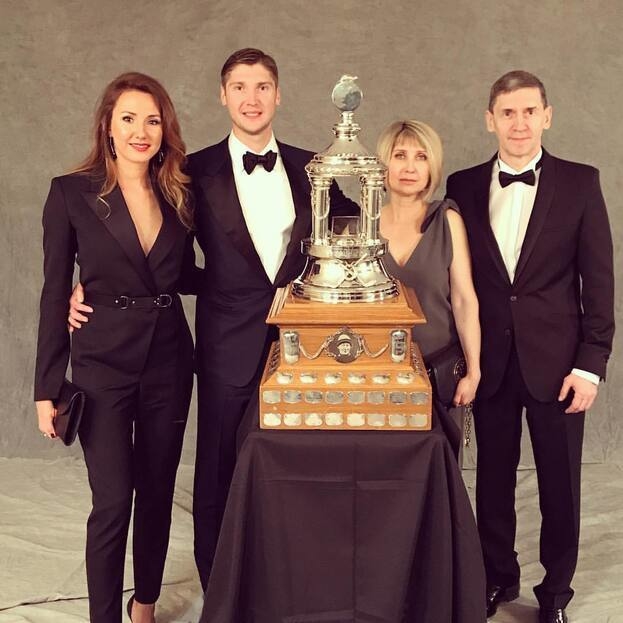 Сергей Бобровский с женой и родителями.