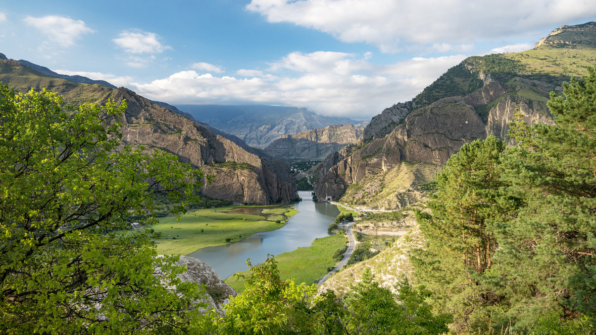 Красивый пейзаж с горами, долиной и рекой