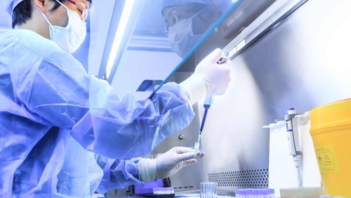 Ученый в лаборатории