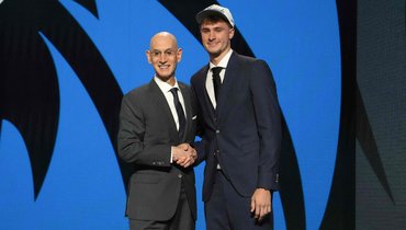 Комиссионер НБА Адам Сильвер и Купер Флэгг.